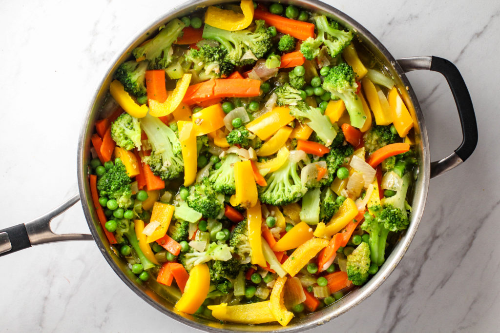 pan of healthy chicken stir-fry vegetables