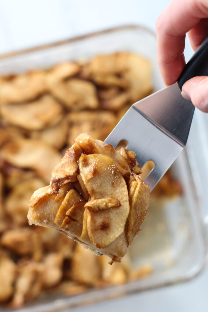 hand holding server with apple pie bar